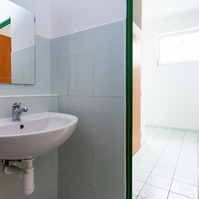 spoločná kúpelňa izby Standart Qhome - umývadlo so zrkadlom