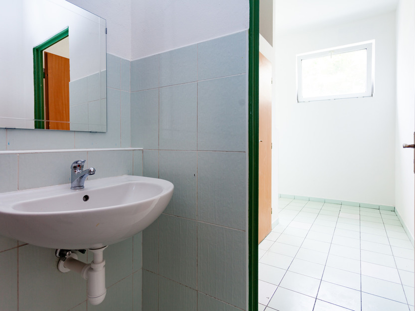 spoločná kúpelňa izby Standart Qhome - umývadlo so zrkadlom