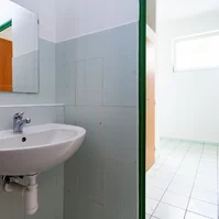 spoločná kúpelňa izby Standart Qhome - umývadlo so zrkadlom spoločná kúpelňa izby Standart Qhome - umývadlo so zrkadlom