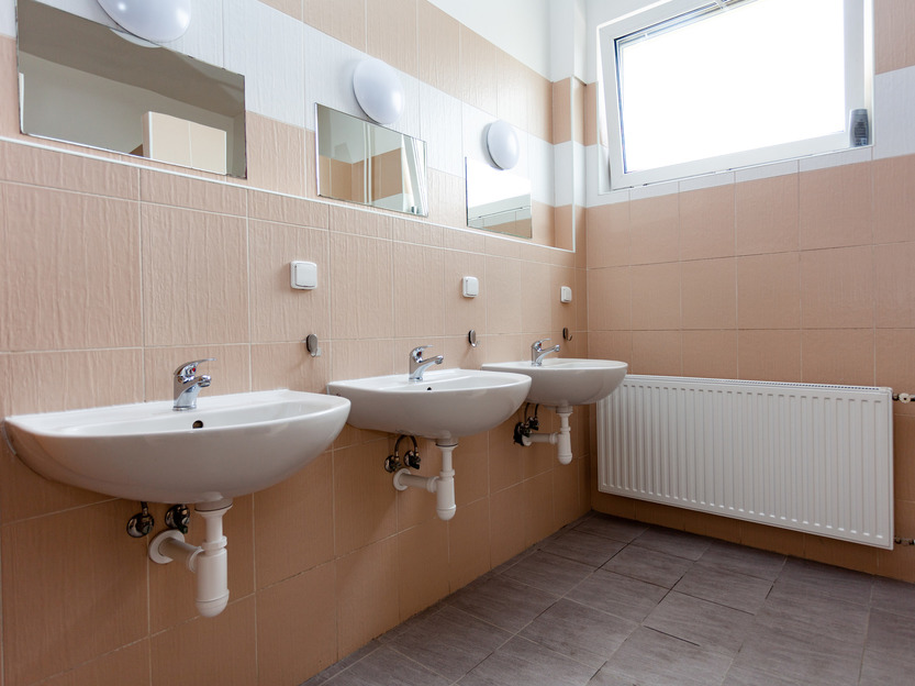 spoločná kúpelňa izby Standart - tri umývadlá so zrkadom